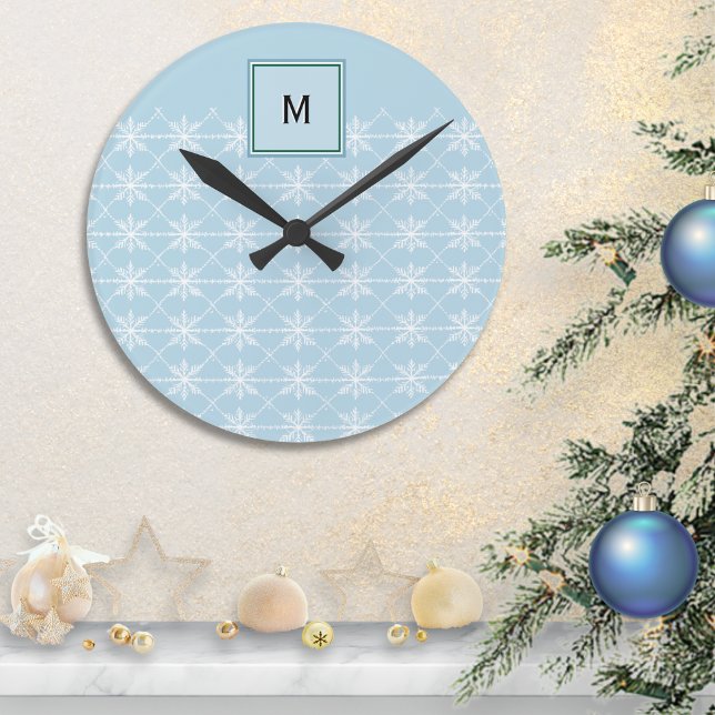 Horloge Ronde Monogramme Élégant Bleu Élégant Snowflakes hiver (A festive wall clock in light blue, with winter snowflakes pattern and monogram initial)
