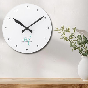 Horloge Ronde Monogramme élégant moderne blanc sarcelle Script