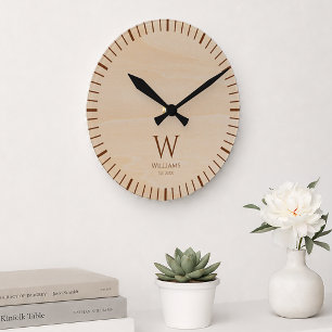 Horloge Ronde Monogramme en bois rustique Marron Initiale et nom