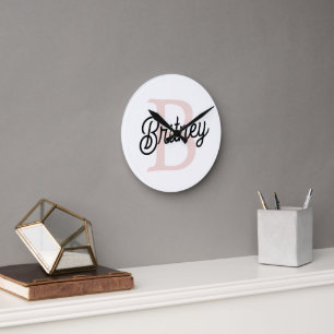 Horloge Ronde Monogramme et nom personnalisé moderne Pastel Pink