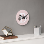 Horloge Ronde Monogramme et nom personnalisé moderne Pastel Pink<br><div class="desc">Voici notre Monogramme Personnalisé Moderne et Nom Pastel Pink Horloge, un ajout élégant à votre décor maison. Cette horloge présente un design contemporain en rose pastel doux, personnalisée avec votre monogramme et nom pour une touche unique. Parfait pour ajouter une touche personnalisée à toute pièce, que ce soit le salon,...</div>