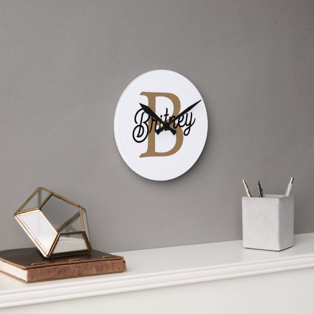 Horloge Ronde Monogramme moderne élégant Nom Black Gold Script (Bureau)