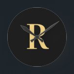 Horloge Ronde Monogramme moderne Noir Or<br><div class="desc">Il s'agit d'un monogramme simple, moderne et personnalisé. Ce design élégant est en noir et or tendance avec typographie stylisée. Il est parfait pour un cadeau personnalisé ou idéal comme un nouvel accessoire design de décoration maison pour vous-même. Ajoutez simplement votre lettre initiale en la tapant dans la zone de...</div>
