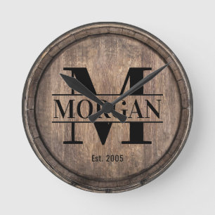 Horloge Ronde Monogramme Nom de famille initial Rustic Faux Wood