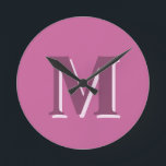 Horloge Ronde monogramme rose vif,<br><div class="desc">monogramme rose vif,  Horloge ronde. Code couleur hexadécimal #CB649C</div>