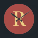 Horloge Ronde Monogramme simple moderne<br><div class="desc">Il s'agit d'un monogramme simple, moderne et personnalisé. Ce design élégant est en brun tendance avec typographie stylée. Il est parfait pour un cadeau personnalisé ou idéal comme nouvel accessoire de décoration maison pour vous-même. Ajoutez simplement votre lettre initiale en la tapant dans la zone de texte personnalisée. Consultez l'outil...</div>