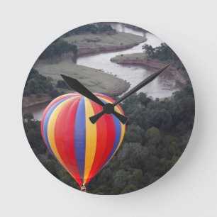 Horloge Ronde Montgolfière au-dessus de la rivière Mara