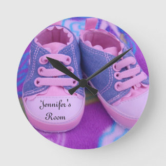 Horloge Ronde Montres murales de Jennifer Rose baskets roses béb