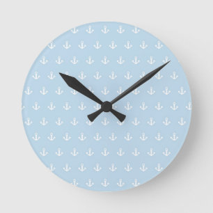 Horloge Ronde Motif avec les ancres blanches sur le bleu