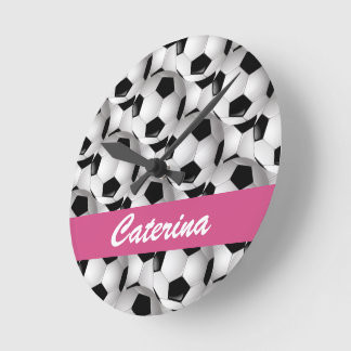 Horloge Ronde Motif de balle de football personnalisé rose