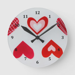 Horloge Ronde Motif de heureuse Sainte-Valentin de coeurs