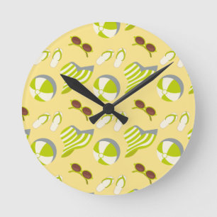 Horloge Ronde Motif de plage avec lunettes de soleil et casquett