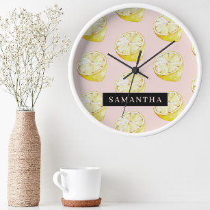 Horloge Ronde Motif moderne aux citrons rose et jaune avec nom