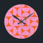 Horloge Ronde Motif Moderne Du Milieu Du Siècle Préppant Rose Et<br><div class="desc">Motif moderne rétro du milieu du siècle - Formes géométriques Abstraites - Motif mignon et minimaliste en rose et orange.</div>