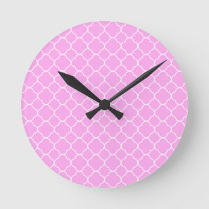 Horloge Ronde Motif Quatrefoil Rose Et Blanc