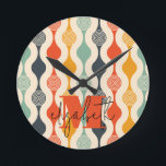 Horloge Ronde Motif Super rétro<br><div class="desc">Votre monogramme et votre prénom mettent en valeur un motif de cercle rétro et moderne dans une palette de couleurs super, cette horloge murale est amusante pour vous, vos enfants, et dortoirs de l'université ou donner en cadeau. (Vous pouvez supprimer le monogramme et le prénom, laissez simplement la personnalisation vide.)...</div>