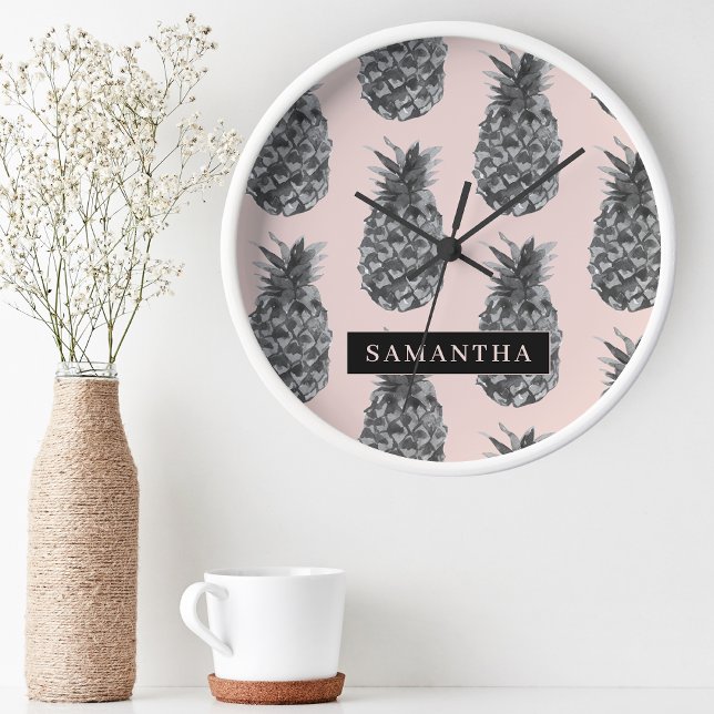 Horloge Ronde Motif Tropical Grey & Rose Ananas Avec Nom (Créateur téléchargé)