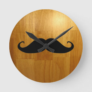 Horloge Ronde Moustache drôle sur Arrière - plan de texture bois