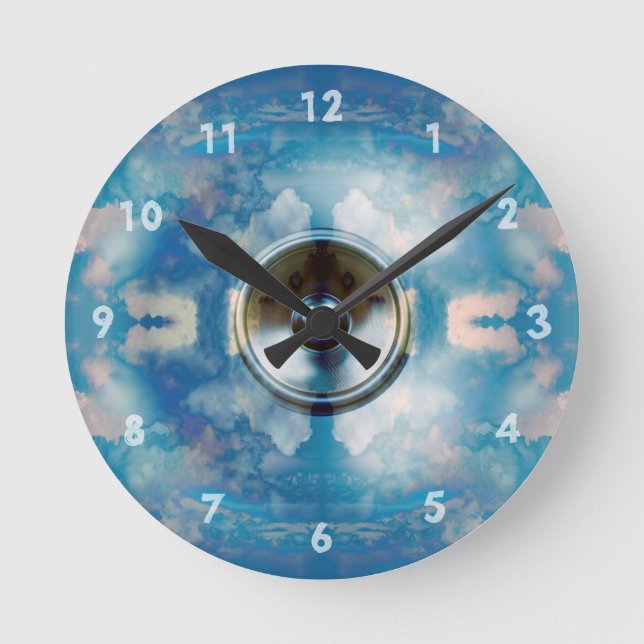 Horloge Ronde Music speaker and cloudy blue sky (Recto)