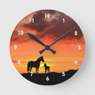 Horloge Ronde Mustang sauvage et silhouette de foin avec coucher