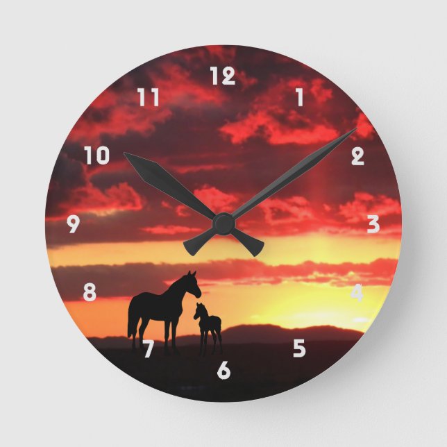 Horloge Ronde Mustang sauvage et silhouette de foin avec coucher (Recto)