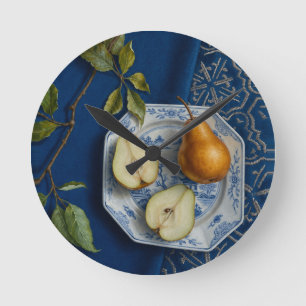 Horloge Ronde Nature morte de poire sur textile bleu, peinture à
