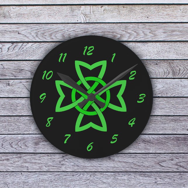 Horloge Ronde Noeud celtique vert irlandais (Bright green Irish Celtic Knot on black on wall clock.)