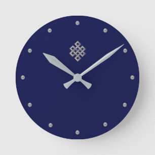Horloge Ronde Nœud infini gris argenté élégant sur fond bleu mar