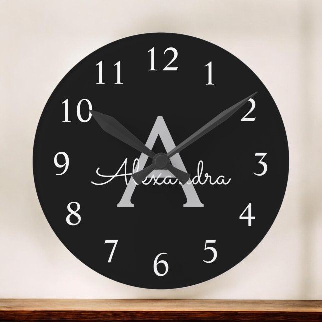 Horloge Ronde Noir Argent moderne Script Girl Monogramme Nom (Créateur téléchargé)