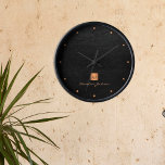 Horloge Ronde Noir or élégant nom monogramme personnalisé<br><div class="desc">Horloge murale de luxe monogrammed arrondi avec un arrière - plan en cuir noir et un carré en cuivre métallisé faux or brossé avec un nom de signature de script élégant et des initiales monogramme. Facile à personnaliser avec vos initiales et votre nom professionnels ou personnels. Peut être un cadeau...</div>