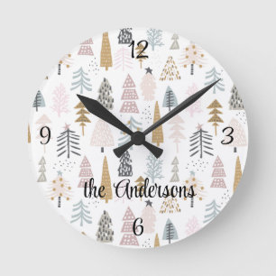 Horloge Ronde Nom, Arbres de Noël hivernaux 10,75 po en acryliqu