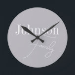 Horloge Ronde Nom de famille moderne personnalisé<br><div class="desc">Il s'agit d'un design de nom de famille élégant, moderne, gris, personnalisé. Il est en gris tendance avec typographie stylée. Ce design chic est idéal comme cadeau personnalisé ou parfait comme un nouvel ajout à votre décor maison. Pour personnaliser, ajoutez simplement votre nom dans la zone de texte personnalisée. Pour...</div>