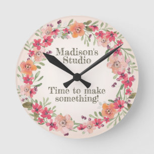 Horloge Ronde Nom floral mignon rose, blush et Pêcher et dire