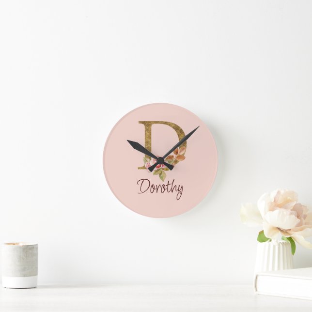 Horloge Ronde Nom personnalisé Blush Roses Roses Lettre D en feu (Maison)