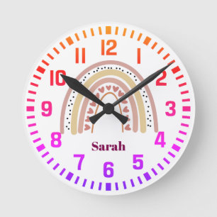 Horloge Ronde Nom personnalisé cool Boho Arc-en-ciel et Coeurs