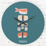 Horloge Ronde Nom personnalisé du Sushi japonais<br><div class="desc">Cute et délicieux sushi art culinaire sur un arrière - plan vert profond. Customisez en modifiant ou en supprimant le nom.</div>