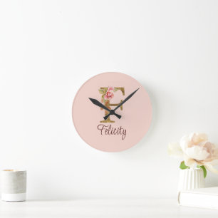 Horloge Ronde Nom personnalisé Lettre F Rose Blush Feuille d'Or