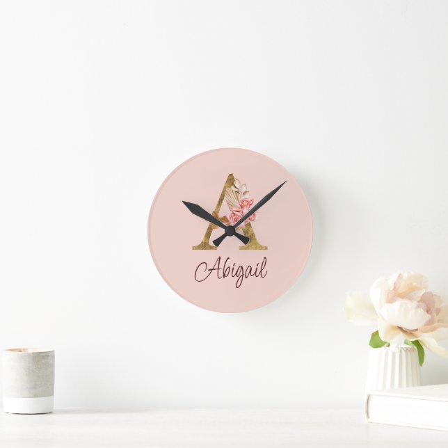 Horloge Ronde Nom personnalisé Or Feuille Rose Blush Lettre A (Maison)