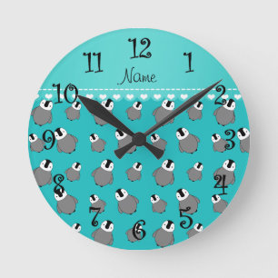 Horloge Ronde Nom personnalisé pingouins de bébé turquoise