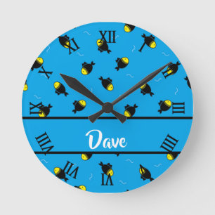 Horloge Ronde Nom personnalisé poisson motif sur bleu