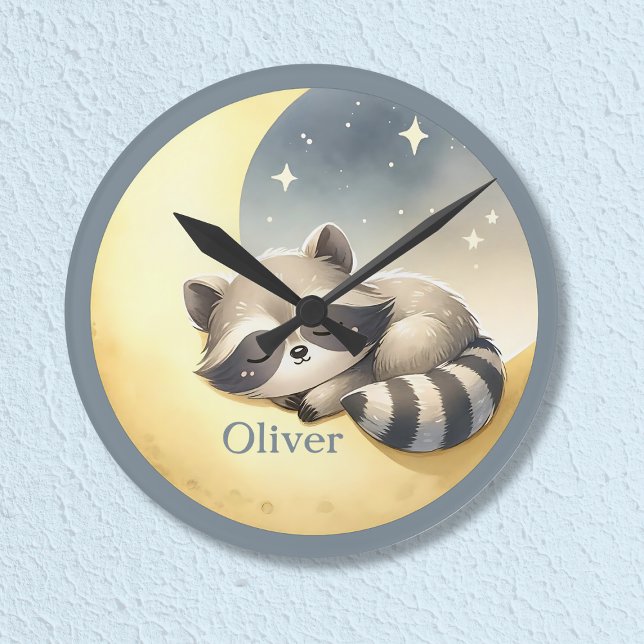 Horloge Ronde Nom personnalisé Raccoon sur la Moon Cute Kids Nur (Adorable raccoon on the moon wall clock with your child's name! Perfect for nursery or kids' room.)