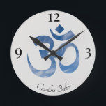 Horloge Ronde Nom sur Blue Sky Clouds Om Symbole 8 po Acrylique<br><div class="desc">Il s'agit d'une horloge murale acrylique de 8" de diamètre A, également disponible en rond et carré, 10, 75". Modifiez facilement le nom à l'aide du Modèle fourni. L'arrière - plan est une couleur platine avec Om symbole dans le ciel bleu et les nuages blancs motif. Imprimé avec le procédé...</div>