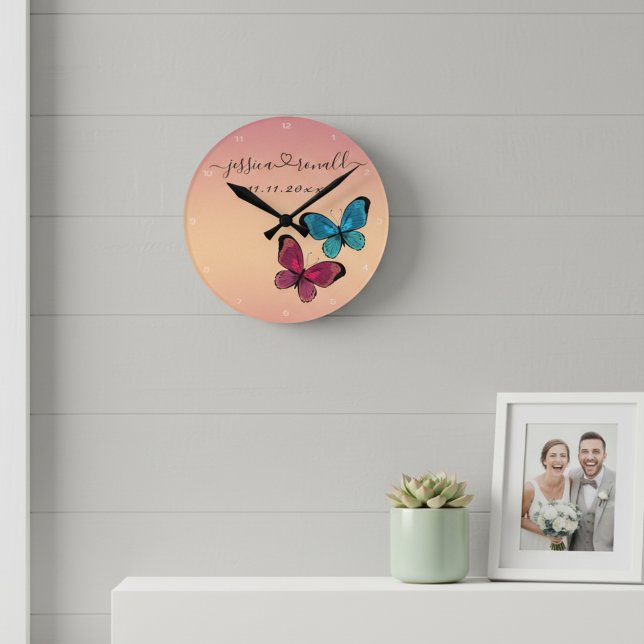 Horloge Ronde Noms et date Mariage cadeau Rose personnalisé Or (Stylish personalized wall clock for newlyweds. Rose gold chic and delicate butterflies.)