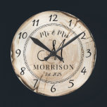 Horloge Ronde Nouvelles mariées de mariage personnalisé rustique<br><div class="desc">Une horloge murale en souche de bois moderne rustique avec monogramme,  date de création et nom de mariage.</div>