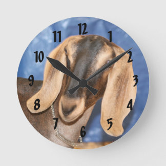 Horloge Ronde Nubian doe head against blue