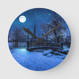 Horloge Ronde Nuit magique d'hiver avec ciel étoilé et pleine lu