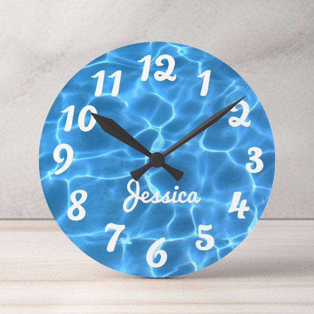 Horloge Ronde Numéro blanc personnalisé Aqua Bleu Piscine (Personalized White Number Aqua Blue Swimming Pool Round Clock)