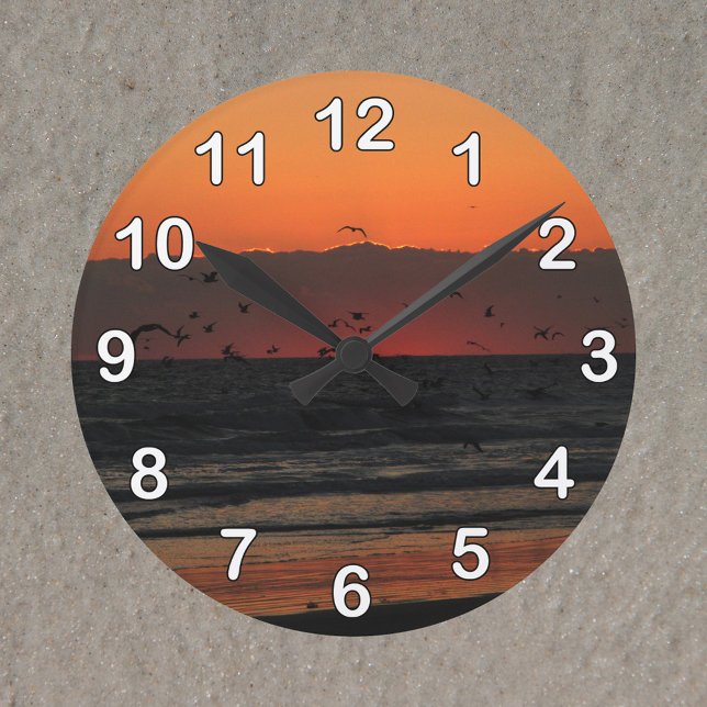 Horloge Ronde Oiseaux survolant l'océan Lever du soleil Photo (A clock with a photo of birds flying over the ocean during sunrise.)