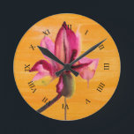 Horloge Ronde Orchidée violette couleur orange pop art fleur<br><div class="desc">De la peinture originale aquarelle de Sacha Grossel d'une fleur d'aquarelle violette sur un pop art orange vif peint arrière - plan. Ce design animé s'inspire des climats tropicaux et fleuris et est un style botanique et pop art.</div>