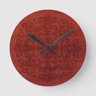 Horloge Ronde Ornement gravé sur bois sombre rouge rustique